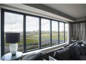 النافذة المنزلقة – المزيج المثالي بين الوظيفة والتصميم الحديث