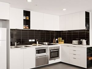 خزانة مطبخ كاملة على شكل حرف L – مزيج مثالي بين الوظيفة والأناقة