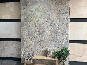 حجر الكسوة الطبيعية للجدران – ارتقِ بمساحتك بأناقة خالدة