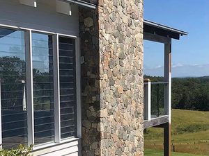 حجر حائط رمادي فضفاض – تصميم أنيق وخالد لأي مساحة