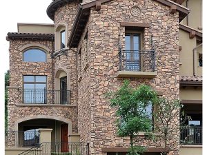 غرفة نوم خارجية مزخرفة بالرخام مع لمسة نهائية من حجر العقيق