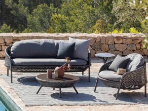 أريكة خارجية من خشب الكرمة – أنيقة ومتينة لحياة خارجية فاخرة