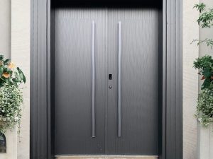 باب فيلا مصنوع من النحاس المقلد – مدخل فاخر يتميز بأناقة لا تنتهي