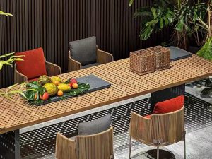 طقم طاولة وكرسي خشبي مقاوم للتآكل للاستخدام الخارجي – أناقة متينة لمساحتك الخارجية