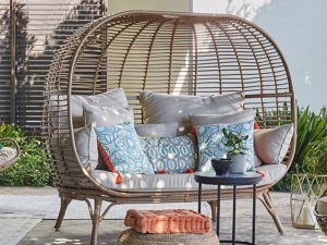 سرير خارجي من خشب الكرمة - أناقة مستوحاة من الطبيعة