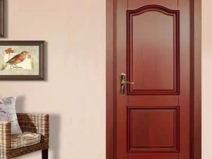 باب خشبي متين – الأناقة والمتانة لغرف الضيوف في الفنادق الفاخرة