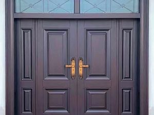 باب مدخل منزل ريفي – يمزج بين سحر الريف والأمان الحديث