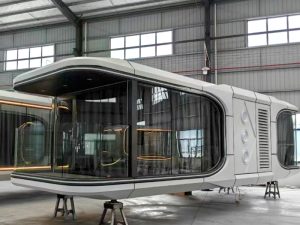 منزل خيالي هندسي بري من Space Counter – تصميم مستقبلي وصديق للبيئة