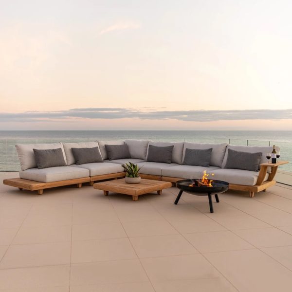 Solid Wood Outdoor Furniture – Natural Elegance and Durability for Your Outdoor Spaces