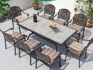 طاولة وكرسي خارجيان من الألومنيوم الكريستالي – الأناقة والمتانة للمساحات الفاخرة