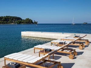 سرير استلقاء مصنوع من خشب الساج للاستخدام الخارجي من Nordic – مريح وأنيق بجانب حمام السباحة