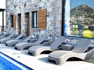 سرير خارجي أنيق للاستلقاء – فخامة وراحة لمساحتك