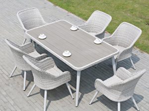 طاولة طعام وكرسي من البلاستيك على شكل خشب - متينة وأنيقة لمساحات تناول الطعام الحديثة