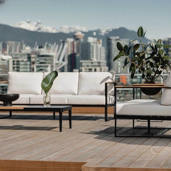 Waterproof and Sunburn-Resistant Outdoor Sofa – All-Weather Luxury