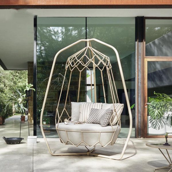 Courtyard Hanging Basket – Elegance and Comfort for Outdoor Spaces