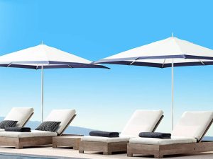 كرسي شاطئ عصري باللون الأحمر الصافي – مريح وأنيق