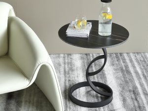 طاولة جانبية على الطراز الاسكندنافي - البساطة والأناقة الاسكندنافية