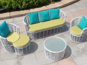 أثاث خارجي مصنوع من خشب الكرمة الاصطناعي لغرفة المعيشة والحديقة – مثالي للاسترخاء في الهواء الطلق