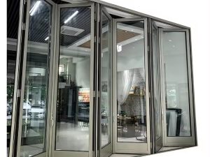 نافذة زجاجية منزلقة عمودية على شكل أكورديون – تصميم عصري وموفر للمساحة