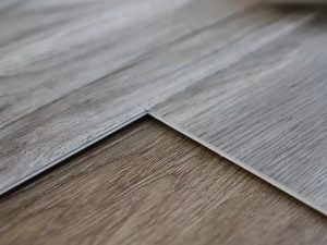 ألواح الأرضيات SPC ذات السطح المطلي بالأشعة فوق البنفسجية – المتانة والأناقة معًا