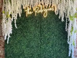 من السهل الحفاظ على نباتات حائط العشب الاصطناعي، جدار متين وطويل العمر، زخرفة عشبية صناعية بألوان زاهية