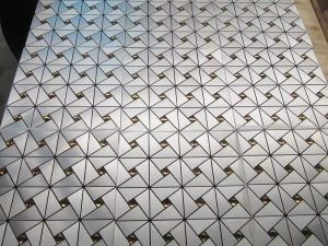 بلاط حائط من الفولاذ المقاوم للصدأ بتصميم سداسي ذهبي معدني ثلاثي الأبعاد – تصميم فاخر وحديث