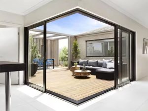 باب منزلق مزدوج الزجاج مصنوع من الألومنيوم ومقاوم للأعاصير مع إغلاق ناعم – أمان عالي الجودة للمساحات الفاخرة