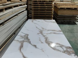 ألواح الرخام المصنوعة من مادة البولي فينيل كلوريد اللامعة عالية الكثافة – الأناقة والمتانة للتصميمات الداخلية الفاخرة