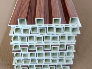 الجملة عالية الجودة الطبيعية خشبية ملونة الداخلية WPC لوحة الحائط