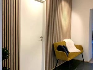 لوحة الحائط الداخلية WPC الخشبية الطبيعية المقاومة للماء والعازلة للصوت للديكور المنزلي