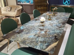 طاولة طعام فاخرة من الزمرد الأزرق – طاولة طعام مربعة طويلة من الرخام الطبيعي باللون الياقوت