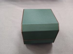 Dark green flat octagonal pendant box