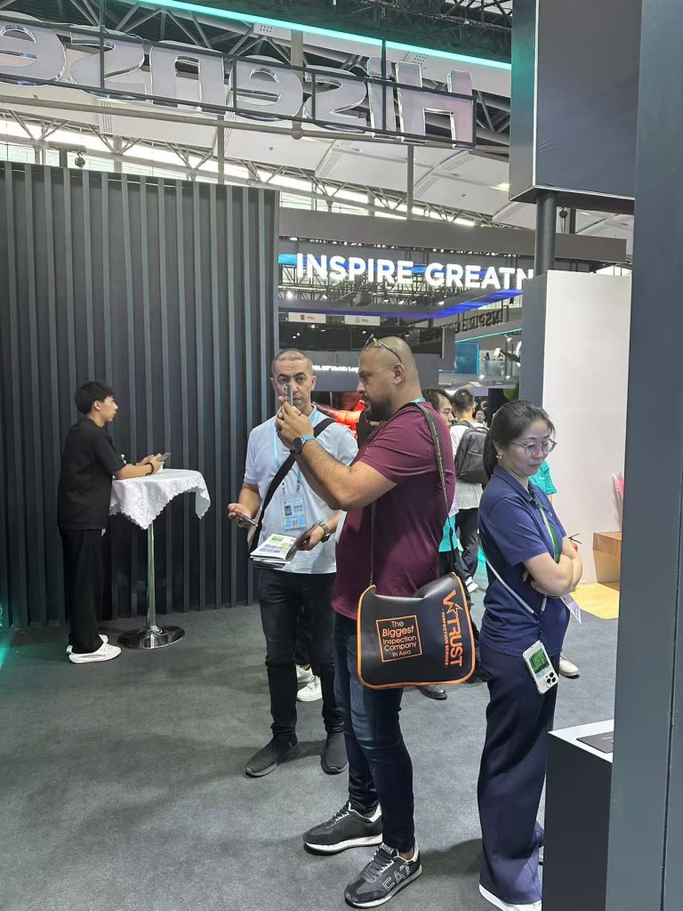 Momentos cativantes da equipe e clientes da AsianDaVinci na Feira de Cantão de outubro de 2024